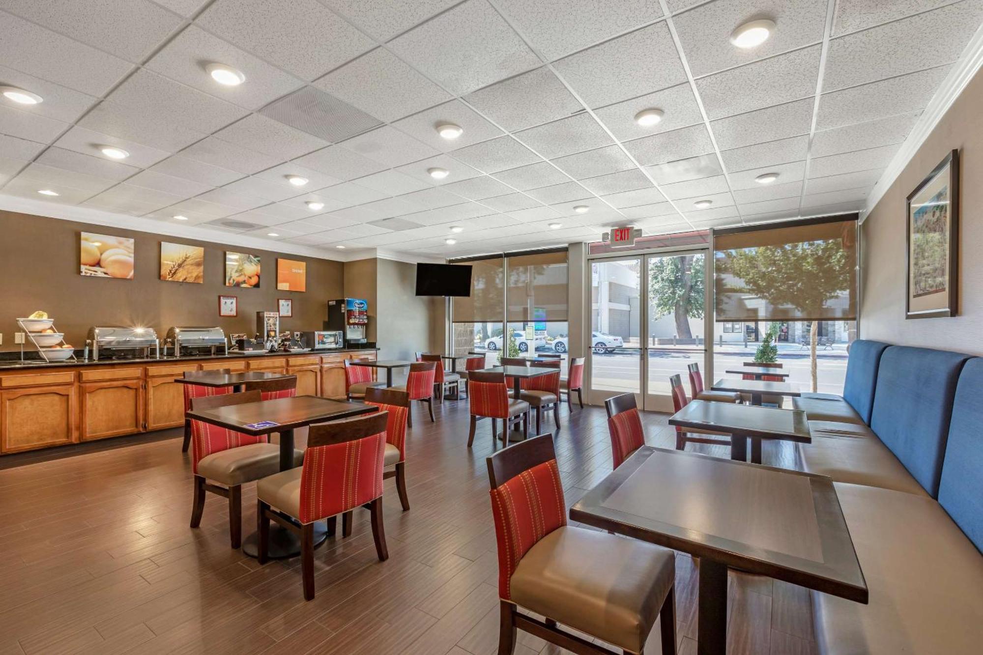 Comfort Suites Visalia - Convention Center Екстер'єр фото
