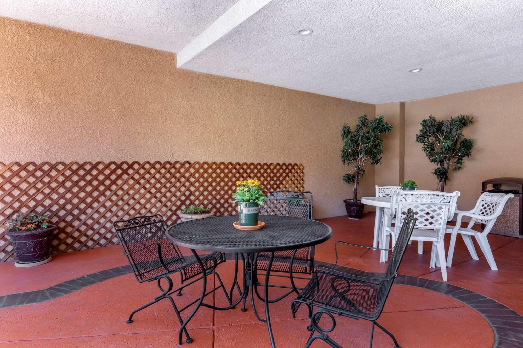 Comfort Suites Visalia - Convention Center Екстер'єр фото