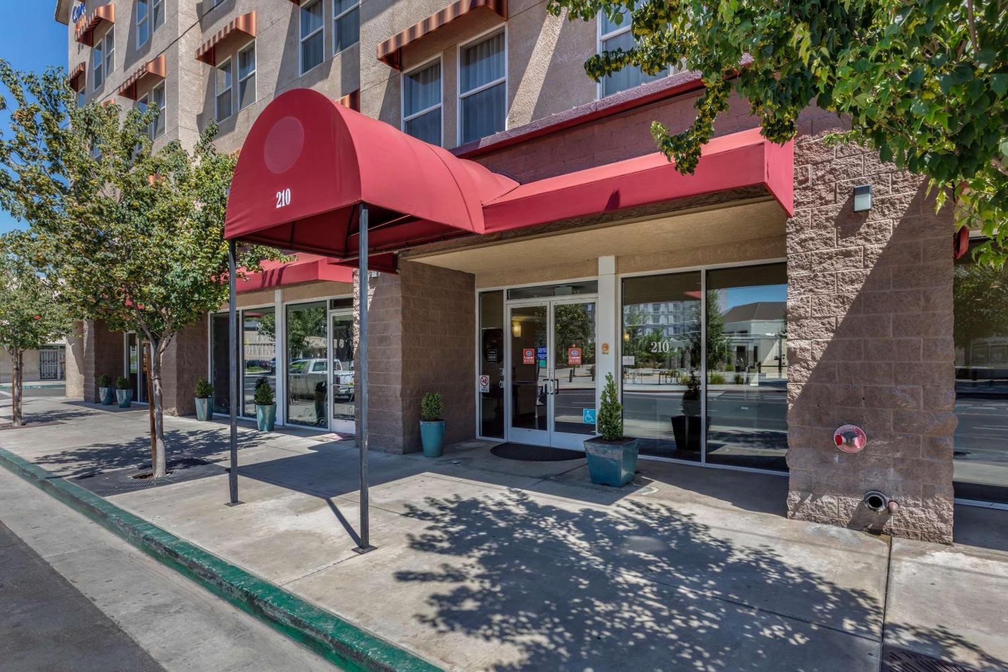 Comfort Suites Visalia - Convention Center Екстер'єр фото